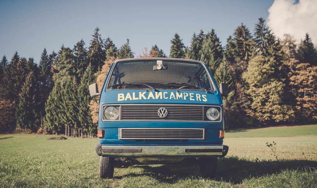 car with balkan campers title