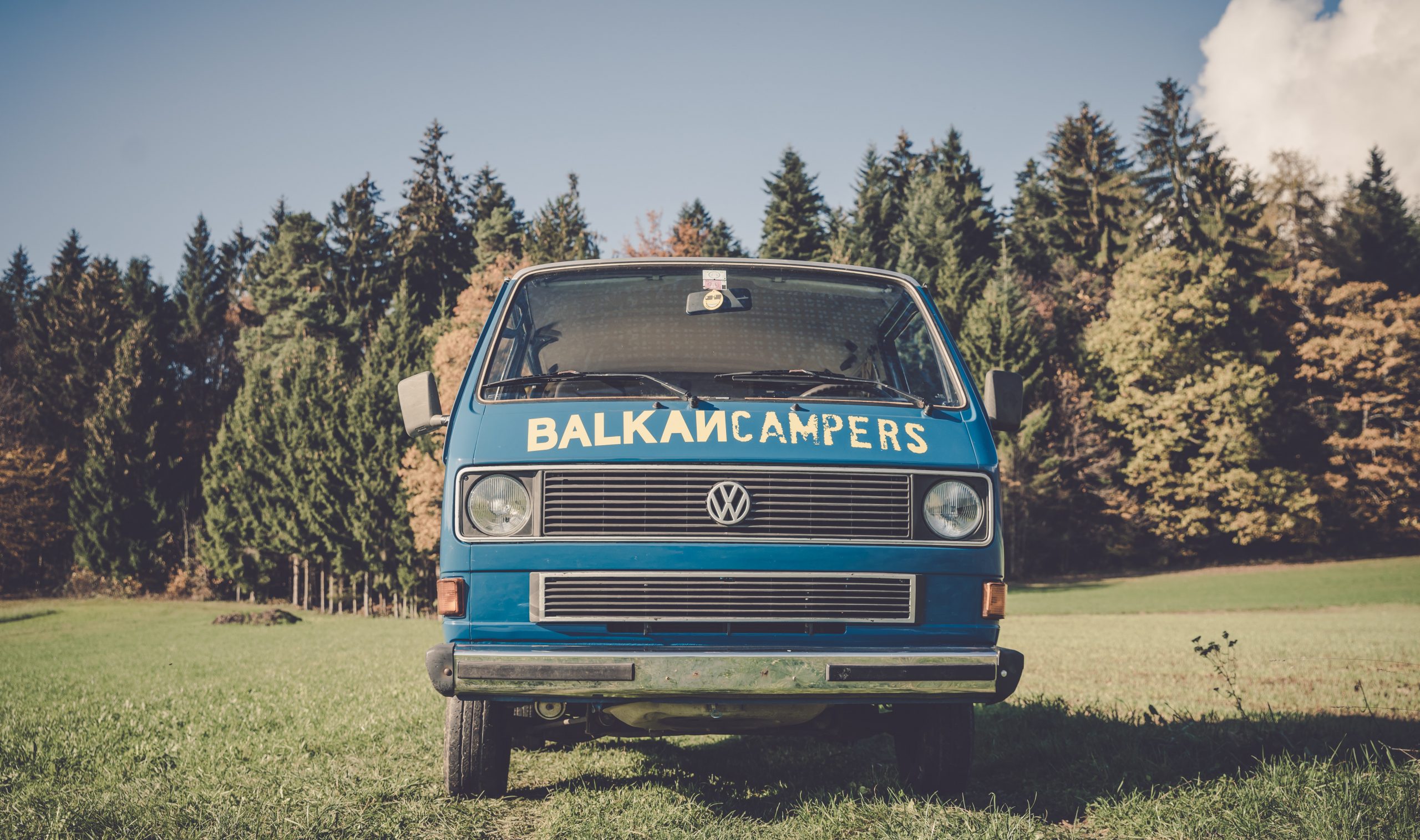 car with balkan campers title
